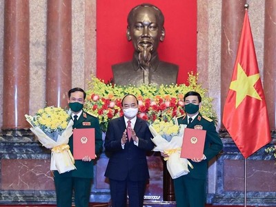 Chủ tịch nước Nguyễn Xuân Phúc trao Quyết định thăng quân hàm cho Bộ trưởng Bộ Quốc phòng Phan Văn Giang và Thứ trưởng Bộ Quốc phòng Vũ Hải Sản. (Ảnh: Thống Nhất/TTXVN).