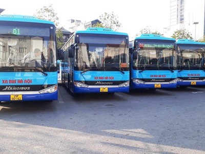 Xe buýt Hà Nội có trợ giá được giảm tần suất chạy dựa trên nhu cầu đi lại của người dân trước ảnh hưởng của dịch COVID-19. (Ảnh: CTV/Vietnam+).