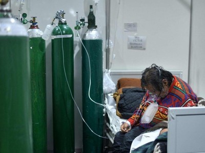 Bệnh nhân Covid-19 thở oxy tại một bệnh viện ở Peru, nơi biến thể Delta đã khiến số ca mắc bệnh tăng đột biến. Ảnh: AFP.