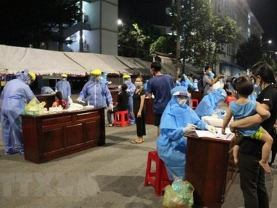 Lấy mẫu xét nghiệm COVID-19 cho người dân Bình Dương. (Ảnh: Văn Hướng/TTXVN).