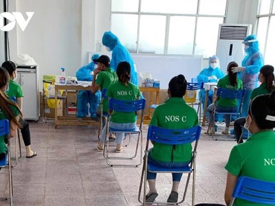 Lấy mẫu xét nghiệm cho công nhân tại Công ty Chanshin, huyện Vĩnh Cửu. (Ảnh: Trung tâm Kiểm soát bệnh tật tỉnh Đồng Nai).