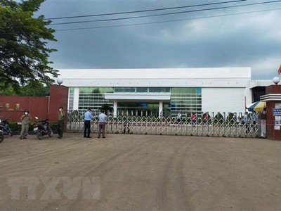 Lực lượng chức năng phong tỏa công ty Freewell trong chiều tối 14/7. (Nguồn: TTXVN phát).