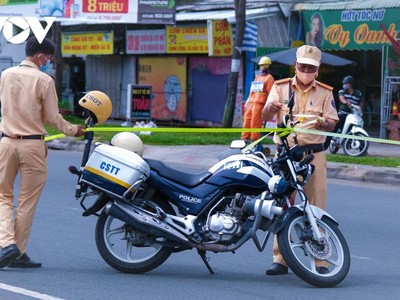 Lực lượng chức năng giăng dây, kiểm soát chặt người ra vào và tuyên truyền, nhắc nhở người dân hạn chế ra đường khi không cần thiết.