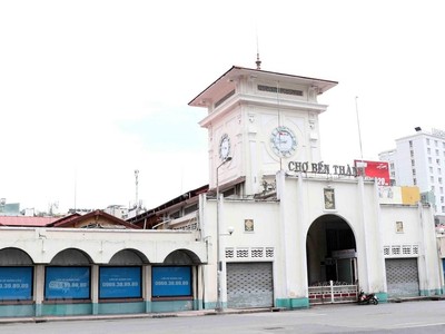 Chợ Bến Thành, Quận 1 đã đóng cửa theo tinh thần Chỉ thị số 16/CT-TTg. (Ảnh: Xuân Khu/TTXVN).