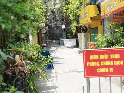 Lực lượng chức năng đã phong tỏa khu F3, ngõ 171 Thái Hà với hơn 10 hộ dân, nơi bệnh nhân T.C.T., 31 tuổi, sinh sống.