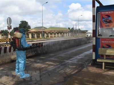 Lực lượng y tế huyện Đắk R’lấp tổ chức khử khuẩn tại chốt kiểm soát dịch Cai Chanh, huyện Đắk R’lấp (Đắk Nông). (Ảnh: Nguyên Dung/TTXVN).