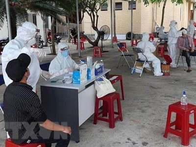 Cán bộ y tế test nhanh kháng nguyên SARS-CoV-2 cho lao động tại tỉnh Phú Yên. (Ảnh: TTXVN).