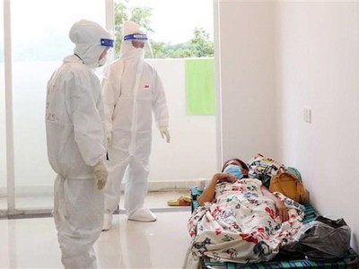 Bác sỹ Bệnh viện dã chiến thu dung, điều trị COVID-19 số 3 (thành phố Thủ Đức) thăm khám cho bệnh nhân mắc COVID-19 không triệu chứng. (Ảnh: Xuân Khu/TTXVN).