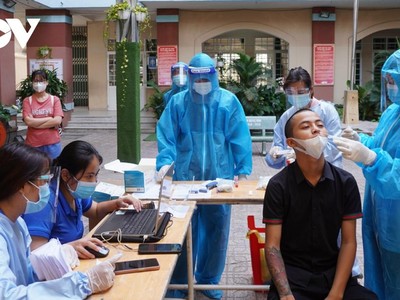 Thành phố Dĩ An lấy mẫu xét nghiệm diện rộng phát hiện nhiều ca nghi mắc Covid-19.