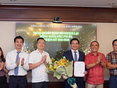 Ông Vũ Văn Thắng – Chủ tịch HĐQT trao Quyết định bổ nhiệm và Lãnh đạo PVI Holdings tặng hoa chúc mừng ông Trịnh Anh Tuấn.