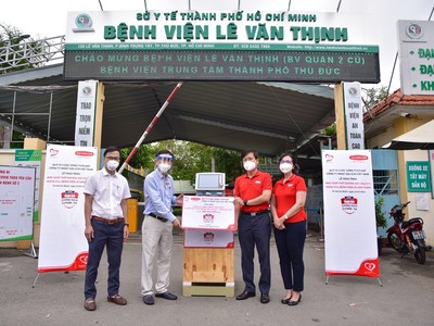 Ông Trần Đình Quân, Chủ tịch kiêm Tổng Giám đốc Dai-ichi Life Việt Nam (áo thun đỏ) trao tặng máy trợ thở đa năng Savina 300 (Select) cho Bác sĩ Trần Văn Khanh, Giám đốc Bệnh viện Lê Văn Thịnh.