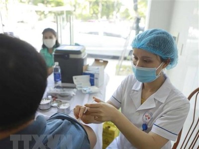 Tiêm vaccine phòng COVID-19 đợt 3 cho các đối tượng ưu tiên tại Trung tâm y tế thành phố Vĩnh Yên, Vĩnh Phúc. (Ảnh: Hoàng Hùng/TTXVN).