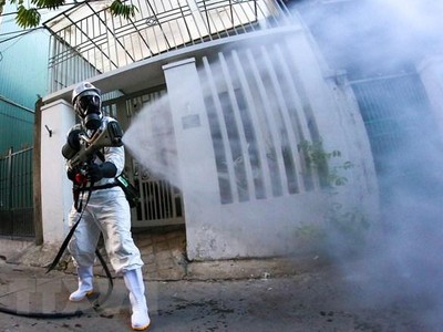 Phun thuốc khử khuẩn các khu vực có nguy cơ cao lây nhiễm COVID-19. (Ảnh minh họa: TTXVN).