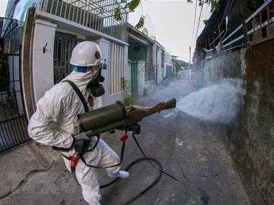 Phun thuốc khử khuẩn các khu vực có nguy cơ cao lây nhiễm COVID-19. Ảnh minh họa. (Ảnh: Trần Lê Lâm/TTXVN).