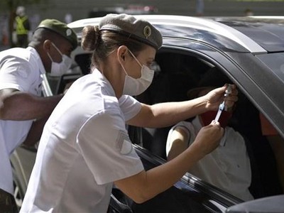 Người dân được tiêm vaccine ngừa COVID-19 tại Sao Paulo (Brazil), ngày 1/5/2021. (Ảnh: AFP/TTXVN).
