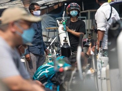 Người dân chờ nạp đầy bình oxy để cung cấp cho bệnh nhân COVID-19 tại Jakarta (Indonesia), ngày 5/7/2021. (Ảnh: THX/TTXVN).