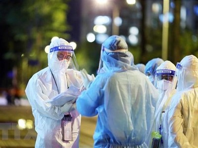 Bác sỹ Bệnh viện dã chiến thu dung, điều trị COVID-19 số 3 (thành phố Thủ Đức) thông đêm tiếp nhận bệnh nhân. (Ảnh: Xuân Khu/TTXVN).