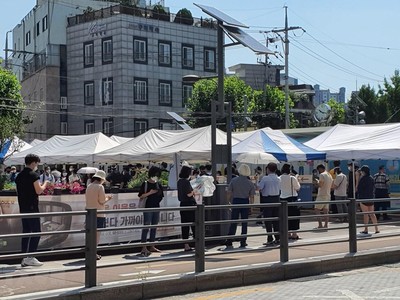 Người dân xếp hàng xét nghiệm COVID-19 trong thời tiết nắng nóng ở quận Seongbuk, Seoul. (Ảnh: Mạnh Hùng/TTXVN).