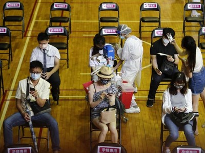 Tiêm chủng vaccine Covid-19 ở Bệnh viện Đại học Quốc gia Đài Loan ở Đài Bắc ngày 21/7. Ảnh: Getty.