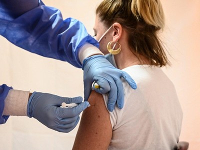 Nhân viên y tế tiêm vaccine phòng COVID-19 của hãng dược Pfizer-BioNTech cho người dân tại Saint-Maur-des-Fossés, ngoại ô Paris, Pháp, ngày 31/5/2021. (Ảnh: AFP/TTXVN).