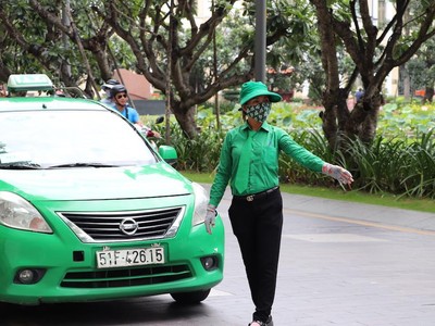 Nhân viên điều phối xe taxi Mai Linh tại TP.HCM thời điểm chưa áp dụng Chỉ thị 16 (Ảnh: Thị Hồng).