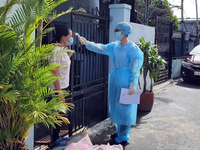Lực lượng y tế kiểm tra sức khỏe người dân TP Biên Hòa. (Ảnh: Trung tâm Kiểm soát bệnh tật tỉnh Đồng Nai).