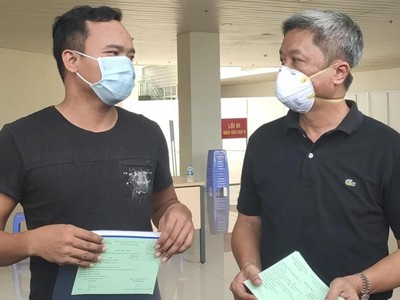 Một bệnh nhân mắc Covid-19 điều trị tại Bệnh viện Hồi sức Covid-19 được trao giấy xuất viện (Ảnh tư liệu).