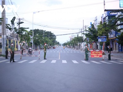 TP.HCM đang thực hiện giãn cách xã hội theo chỉ thị 16 tăng cường, người dân không được ra đường từ 18h - 6h.