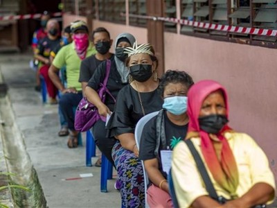 Người dân xếp hàng chờ tiêm vaccine phòng Covid-19 tại bang Selangor (Malaysia), ngày 25/7/2021. Ảnh: Tân Hoa xã.