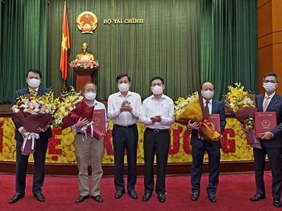 Phó Thủ tướng Lê Minh Khái (thứ ba từ trái sang) và Bộ trưởng Hồ Đức Phớc (thứ tư từ trái sang) chụp ảnh với hai Thứ trưởng nhận quyết định nghỉ hưu và hai tân Thứ trưởng. (Nguồn: thoibaotaichinhvietnam.vn).