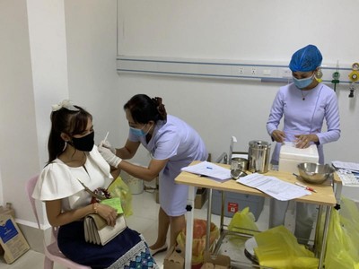 Người dân Lào tiêm vaccine ngừa Covid-19.