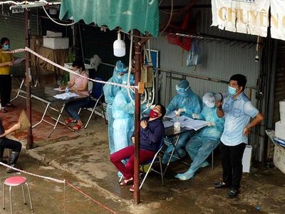 Lực lượng chức năng lấy mẫu xét nghiệm cho các tiểu thương tại chợ Phùng Khoang (Ảnh: Lê Thắng).