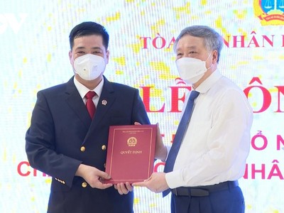 Ủy viên Bộ Chính trị, Bí thư TW Đảng, Chánh Án TAND tối cao Nguyễn Hòa Bình trao quyết định cho ông Thân Quốc Hùng.