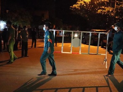 Cơ quan chức năng gỡ rào chắn phong tỏa đối với khu dân cư thuộc địa bàn phường Nam Lý, đây là khu vực trước đó ghi nhận ca mắc Covid-19.