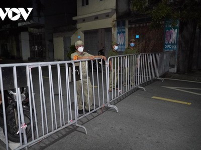 Lực lượng chức năng của thành phố Hải Dương khoanh vùng, phong tỏa 1 phần đường Bình Lộc (Tp Hải Dương) lập hàng rào kiểm soát dịch bệnh.