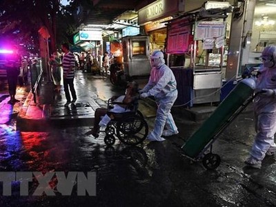 Chuyển bệnh nhân nhiễm COVID-19 tới bệnh viện ở Bangkok, Thái Lan. (Ảnh: AFP/TTXVN).