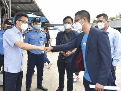 Phó Thủ tướng Vũ Đức Đam kiểm tra công tác phòng, chống dịch tại Công ty TNHH TikiNow Smart Logistics, chi nhánh Bạch Đằng (phường 2, quận Tân Bình, Thành phố Hồ Chí Minh), sáng 6/8/2021. (Ảnh: Diệp Trương/TTXVN).