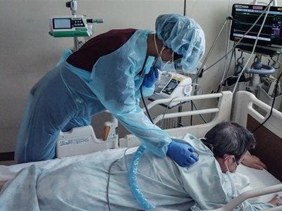 Điều trị cho bệnh nhân nhiễm COVID-19 tại bệnh viện ở Sapporo, Nhật Bản. (Ảnh: AFP/TTXVN).