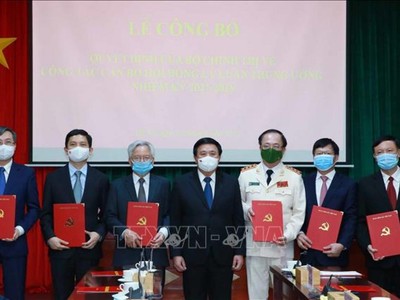 Ông Nguyễn Xuân Thắng, Uỷ viên Bộ Chính trị, Chủ tịch Hội đồng Lý luận Trung ương, Giám đốc Học viện Chính trị quốc gia Hồ Chí Minh trao quyết định cho các đồng chí Thường trực Hội đồng Lý luận Trung ương. (Ảnh: Phương Hoa/TTXVN).