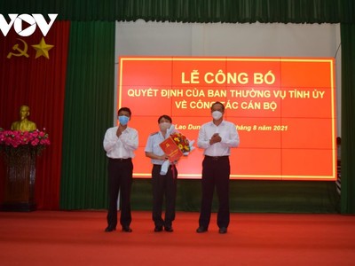 Ông Lê Trọng Nguyên (giữa) được điều động giữ chức Bí thư Huyện ủy Cù Lao Dung.