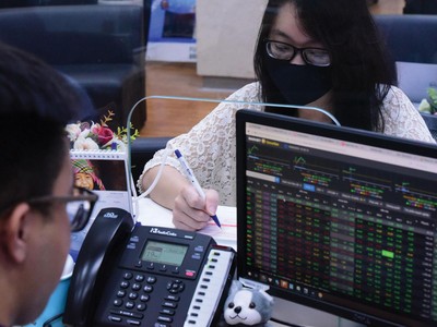 Dòng tiền đang luân chuyển khá nhanh qua các nhóm cổ phiếu. Ảnh: Dũng Minh.