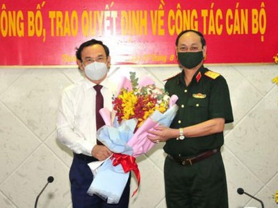 Bí thư Thành ủy TPHCM Nguyễn Văn Nên chúc mừng Trung tướng Nguyễn Văn Nam.