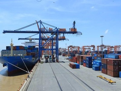 Bộ Công Thương đang đề xuất giảm phí lưu container, lưu kho, lưu bãi cho hàng hóa ở cảng biển và các trung tâm logistics cho những doanh nghiệp. (Ảnh: TTXVN).