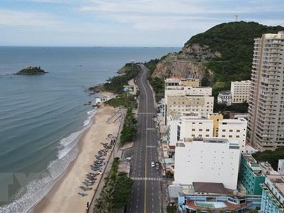 Trục đường Thùy Vân (Bãi Sau), thành phố Vũng Tàu vắng người dân và du khách trong thời gian thành phố Vũng Tàu áp dụng biện pháp giãn cách xã hội theo Chỉ thị số 16/CT-TTg. (Ảnh: Ngọc Sơn/TTXVN).