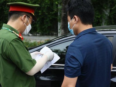 Bỏ 12 triệu mua giấy đi đường để "thông" chốt kiểm dịch tại Hà Nội