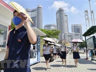 Người dân trên đường phố thủ đô Bình Nhưỡng, Triều Tiên. (Ảnh: Kyodo/TTXVN).