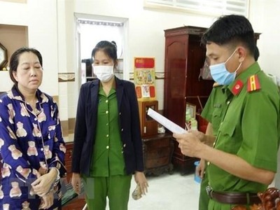 Cơ quan điều tra đọc lệnh khám xét nhà Nguyễn Thị Kim Hạnh đối tượng cầm đầu vụ vận chuyển trái phép 51kg vàng qua biên giới. (Ảnh: TTXVN phát).