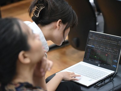 Cổ phiếu ngân hàng có thể giảm sức hấp dẫn vì nguy cơ nợ xấu tăng và lãi suất cho vay giảm. Ảnh: Dũng Minh.