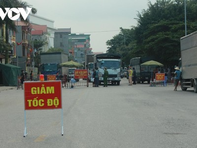 Chốt kiểm soát dịch các phương tiện ra vào tâm dịch huyện Thuận Thành, Bắc Ninh.