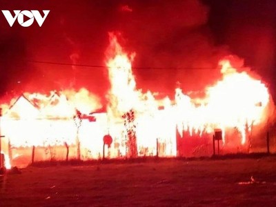 Ngọn lửa bùng phát lúc rạng sáng khiến công tác dập lửa gặp nhất nhiều khó khăn.